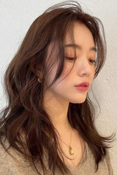 Korean Side Bangs Curly Hair, Long Hair Long Side Bangs, Korean Bangs Side Part, Korean Side Bangs Medium Hair, Long Bangs Asian, Aesthetic Hairstyles For Round Faces, Fringe Bangs Asian Hair, Face Framing Bangs Asian, Korean Round Face Hairstyles