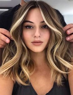 Highlights That Frame The Face, Dark Blonde Hair With Face Framing Highlights, Highlights To Frame Face, Blonde Hair Around Face, Hair Frame Highlights, Face Contour Hair Colour, Bold Face Frame Highlights, Sunkissed Money Piece, Few Foils Highlights