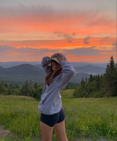 Alaska Photo Poses, Mountain Picture Ideas Instagram, Hiking Self Portrait, Scenic Photo Poses, Hiking Photos Aesthetic, Nature Poses Instagram, Hike Insta Pics, Camping Pose Ideas, Trail Pictures Instagram