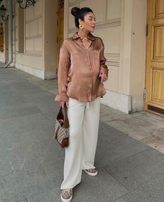 Pregnant woman style Linen Pants Outfit Pregnant, Linen Pants Pregnancy Outfit, Old Money Maternity, Pregnant Business Casual, Buisness Casual Outfits, Silk Pants Outfit, Satin Pants Outfit, Silk Shirt Outfit