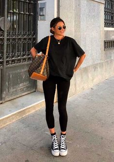 10 produções basiquinhas do Instagram para inspirar sua semana - 3GuitaModa. Blusa preta oversized, corrente preta de medalhinha, legging preta, tênis all star preto de cano alto, salto plataforma, bolsa louis vuitton, look all black, monocromático Outfit Converse, Outfits Leggins, Converse Outfits, Mode Tips, Fashion Minimalist, Wearing All Black