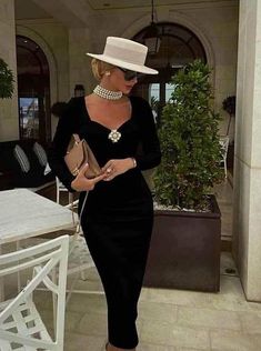 Big Hat Outfit Classy, Elegant Photo Shoot Ideas, Black Homecoming Dresses, Derby Outfits, Elegant Outfit Classy, Black Homecoming Dress, Look Retro, Outfits With Hats, Fashion Mistakes