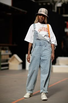 Overalls Outfit Street Style, Styling Baggy Overalls, Baggy Overalls Outfit Summer, Styling Overalls Summer, 90s Fashion Inspo Style, Overall Streetwear, Fashion Week Outfit Ideas Inspiration, Vintage Fashion 90s Street Style, Bucket Hat Outfit 90s