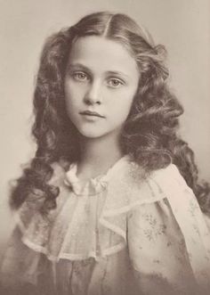 Картинки по запросу старинные фотографии красавиц Victorian Photography, Vintage Children Photos, Victorian Portraits, Istoria Artei, Old Portraits, Colorized Photos, Victorian Photos, Old Photography