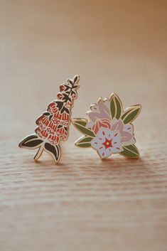 Foxglove & Mountain Laurel Enamel Pin Set (Collaboration with Natelle  – Justine Gilbuena Enamel Pin Collection, Mountain Laurel, Backpack Pins, Floral Pins, Pretty Pins, Pin Art, Cool Pins, Jewelry Pins, Enamels