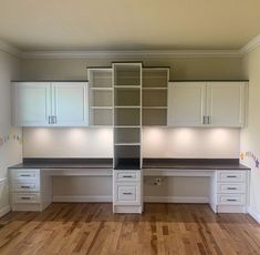 Custom made, two-toned kid's desks. White shelving with vintage rio desk top Homeschool Desk Ideas Work Stations, Homeschool Desk Ideas, Dual Home Office, Work Station At Home, Homeschool Desk, Home Office Layouts, Homework Room, Cute Office Decor, Office Built Ins