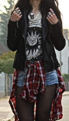 Pinterest:@oddlyunique4 More Mode Edgy, Stil Rock, Grunge Style Outfits, Jolyne Cujoh, Goth Stuff, Zara Leather Jacket, Scene Girl, Modern Punk