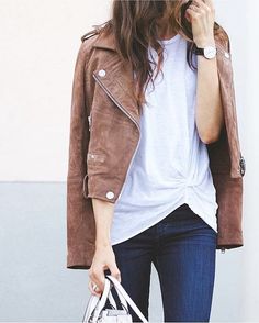 Leather jacket, tee and jeans. Diy Vetement, Blazer Outfit, Brown Leather Jacket, Brown Jacket, Suede Jacket, White Tee, Outfit Idea