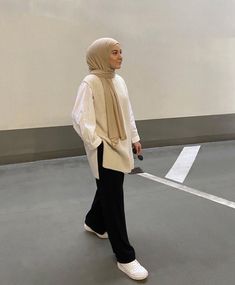 Hijab Fashion Summer, Estilo Hijab, Wide Leg Pants Outfit, Stile Hijab, Street Hijab Fashion, Modern Hijab Fashion, Modest Fashion Hijab