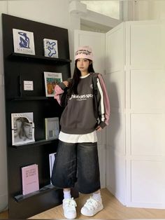 Tokyo Girls Style, Sporty Japanese Fashion, Outfit Korean Street Styles, Chinese Tomboy Outfits, Douyin Fashion Outfits, Japanese Fashion 2024, Douyin Winter Outfits, Japanese Clothes Aesthetic, Japanese Street Fashion Aesthetic