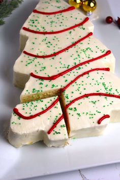 Copycat Christmas Tree Cakes, Diy Food Decoration, Debbie Christmas Tree Cake, Fun Christmas Cake Decorating Ideas, Giant Little Debbie Christmas Tree Cake, Little Debbie Christmas Tree Cakes Cake, Christmas Tree Coffee Cake, Grinch Christmas Recipes, Christmas Tree Birthday Cake