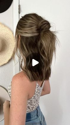 Karly Porter on Instagram: "half up messy bun hairstyle✨ #hairbykarly   #hairstylist #hairtutorial #trendingreels #trending #trendingsongs #explore #explorepage #fy #foryou #hair" Half Up Half Down Hair Messy, Half Up Messy Bun, Up Messy Bun, Messy Bun Hairstyle, Half Up Half Down Short Hair, Messy Bun For Short Hair, Half Bun Hairstyles, Night Hairstyles, Fall Hair Color Trends