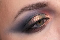 "Oh Christmas brow, oh Christmas brow, how lovely are your arches... Rusty Eyeshadow Looks, Alien Eye Makeup, Duochrome Makeup, Cosmic Makeup, Gold Eyeshadow Looks, Eyebrow Trends, Duochrome Eyeshadow, Christmas Makeup Look