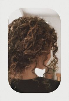 Buns Hairstyles, Dark Curly Hair, Curly Bun Hairstyles, Curly Hair Inspo, Curly Hair Photos, Hairdos For Curly Hair, Curly Hair Inspiration, Curly Girl Hairstyles, Curly Girl