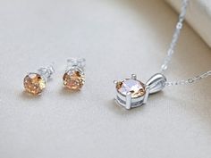 Ontdek onze betoverende geboortesteenset voor de maand november, bestaande uit elegante oorbellen en een verfijnde ketting. Deze prachtige set is versierd met citrien, de geboortesteen van november, die bekendstaat om zijn warme, gouden tinten. Verkrijgbaar in zowel zilver als verguld zilver, straalt deze set een tijdloze elegantie uit die elke drager zal bekoren.

De persoonlijke betekenis van citrien maakt deze sieraden tot een perfect cadeau voor een geliefde of een waardevol aandenken aan jezelf. Of je nu een speciale gelegenheid viert of gewoon je geboortemaand wilt eren, deze set voegt een stralende touch toe aan elke garderobe. Verken deze prachtige geboortesteenset en vier de magie van november vandaag nog! November Birthstone Necklace, 21st Birthday Gifts, November Birthstone