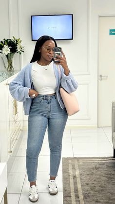 Women Sperry Outfit, Birthday Looks Outfit Casual, Mom Jeans And Sneakers Outfit, Elegant Casual Outfits For Women, Casual Movie Date Outfit, Movie Date Outfit Ideas, College Lookbook, Museum Date Outfit, Blue Cardigan Outfit