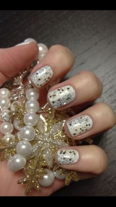 Silver And Gold Nails Holiday, New Years Eve Nails Ideas, Easy Nail Polish Designs, New Year's Eve Nails, White Nails With Gold, Nail Art Designs For Beginners, New Years Nails, Nails With Gold, Easy Nail Art Designs