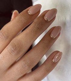 New Years Nails Minimalist, Christmas Angel Nails, Minimalist Nail Design Simple, Christmas Minimalist Nails, Minimalistic Christmas Nails, Christmas Nails Minimalist, Simple New Years Nails, Holiday Nails Simple, Italy Nails