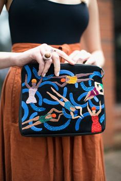 . فن النسيج, Detail Couture, Embroidered Beads, Lizzie Fortunato, 자수 디자인, Pom Poms, Sling Bag