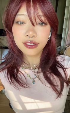 90s Hair Dye, Cute Piercings Ideas Face, Natural Looking Hair Color Ideas, Outfit For Red Hair, Red Hair Makeup Looks, Makeup Looks For Red Hair, Outfits For Red Hair, Red Tips Hair, Cool Looking People