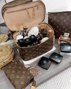 Louis Vuitton Makeup, Louis Vuitton Wallpaper, Louis Vuitton Monogram Handbags, Louis Vuitton Taschen, Pochette Louis Vuitton, Sac Louis Vuitton, Louis Vuitton Multicolor, Handbags Louis Vuitton, Smink Inspiration