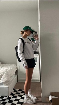 Comfortable College Outfits Summer, Summer Outfits 2023 Street Style, Cozy Athletic Outfit, Basic Athletic Outfits, Cute College Outfits Summer, Sporty Outfits Summer, Sweat Shorts Outfit, Surfergirl Style, Looks Street Style