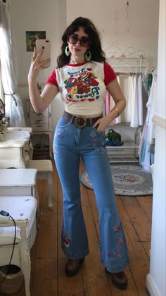 70s Fashion Women Summer, Vintage Colourful Outfits, Vintage Outfits With Jeans, Vintage Outfits Inspo Women, Vintage Outfits For Women Summer, 70s Fashion 2023, 70s Outfits Midsize, 80s Fashion For Women Outfits, Spring 70s Outfit