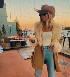 Cowgirl Snow Outfits, Montana Clothing Style, Briley Hussey King Style, Mountain Town Aesthetic Outfits, Jacksonhole Wyoming Outfits, Stock Show Outfits Winter, Austin Outfits Winter, Nashville Tennessee Winter, Western Nye Outfit