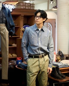 콜림보(Colimbo) Chambray West Russell Work L/S Shirts, Sage Green AF Langley Airman Utility Pants "U.S.A.F Stamping" Styles. 콜림보 Chambray West Russell Work L/S Shirts는 1950년대 워크 셔츠를 5온즈의 샴브레이 원단으로 재현한 것입니다. 특히, 일반적인 샴브레이와는 달리, 이 제품은 위사와 경사 모두를 인디고 염색 실로 제작하여 더욱 깊고 풍부한 인디고 색상을 자랑합니다. 앞쪽 포켓과 백요크에 위치한 숨구멍 등, 작은 디테일까지 신경 써서 만들어진 이 셔츠는 독특한 매력을 지니고 있습니다. 함께 소개할 제품은 Colimbo사의 Sage Green AF Langley Airman Utility Pants "U.S.A.F Stamping" 팬츠로, 1950년대 미 공군이 자체 장비 개발에 주력하던 시기에 제작된 유틸리티팬츠에서 영감을 받아 탄생했습니... Green Shirt Outfit Men, Chambray Outfit, Green Shirt Outfits, Denim Shirt Style, S A