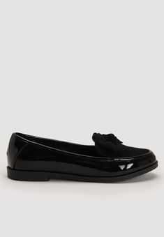 Update your footwear collection with these stylish slip-on loafers. In black patent finish with a round toe with a soft matte front with a gorgeous bow detail, these are a great shoe to add to almost any outfit for a smart casual look! College Shoes, Smart Casual Look, Shoes For School, Loafers Outfit, Sixth Form, Footwear Collection, Plain Black, Bow Detail, Smart Casual