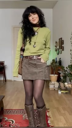 Layered Feminine Outfits, Kawaii Preppy Outfits, 80s Autumn Fashion, Scottish Inspired Outfits, Call Fashion 2024, 80s Green Outfit, 2000s Fashion Preppy, Casual Goblincore Outfits, Light Green Purse Outfit