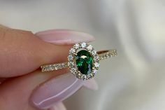 Emerald Engagement Ring Oval, Green Diamond Engagement Ring, Engagement Rings Emerald, Green Emerald Engagement Ring, Emerald Engagement Ring Green, Engagement Ring Oval Cut, Engagement Ring Yellow Gold, Engagement Ring Yellow, Smaragd Ring