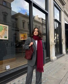 Burgundy Scarf Outfit, London Autumn Outfit, Red Scarf Outfit, Scarf Outfit Winter, Burgundy Scarf, Cosy Outfit