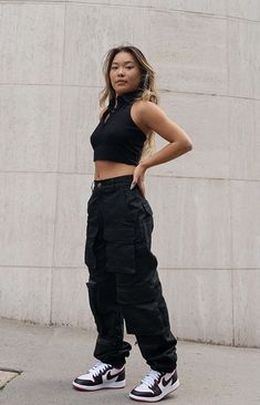 Black Cargo Pants Outfit Baddie, Black Cargo Pants Outfit Women, Looks Hip Hop, Cargo Outfit, Dancers Outfit, Cute Skirt Outfits, Cargo Pants Outfit, Black Cargo, Swaggy Outfits