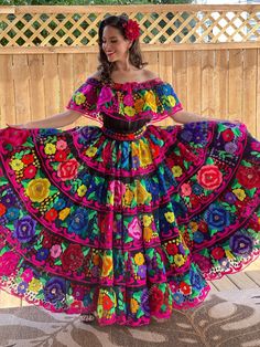 This Beautiful Chiapaneco Dress is a very elegant and traditional Mexican Dress from Chiapas. It has a beautiful floral design that is completely hand embroidered with yarn. This dress is perfect for a special occasion or celebration. This dress is handmade with love for you by Mexican Artisans in Chiapas, Mexico. The skirt has ties on both sides and can be personalized to your size. To complete the look, purchase the floral headpiece here: https://www.etsy.com/es/listing/1018753701/tocado-flora Mexican Dresses Traditional, Folklorico Dresses, Mexican Quinceanera Dresses, Easter Dresses For Toddlers