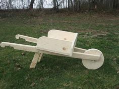 Wheel Barrow Ideas, Diy Barn Door Plans, Wood Yard Art, Rustic Crafts, Kids Wooden Toys, Diy Barn Door