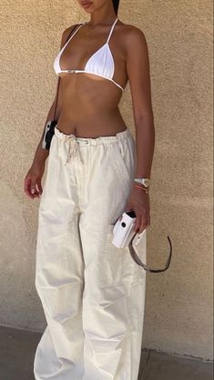 Beach Festival Outfit, Parachute Pants Outfit, Vanilla Girl Aesthetic, Beachy Outfits, Fest Outfits, Ibiza Outfits, Beach Fits, Vacay Outfits