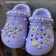 Croc Inspiration, Crocs Bedazzled, Designed Crocs, Τσάντες Louis Vuitton, Croc Ideas, Designer Crocs, Croc Pins, Crocs With Charms, Purple Crocs