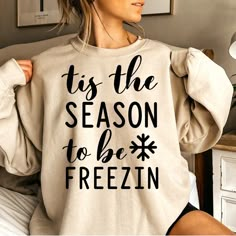 Cricket Crewneck Ideas, Diy Christmas Shirts For Women Cricut, Cricut Holiday Shirt Ideas, Easy Cricut Christmas Shirts, Winter Sweatshirts Vinyl, Christmas Sweatshirt Ideas Vinyl, Grinch Sweatshirt Ideas, Christmas Shirt Cricut, Easy Cricut Shirt Ideas