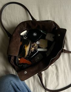 Whats In My Bag Aesthetic, Fall Objects, What's In My Bag Aesthetic, In My Bag Aesthetic, What Is In My Bag, Everyday Bag Essentials, Uni Bag, Luxury Essentials, Grafic Tees