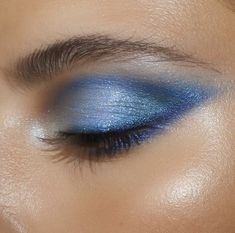 Blue Eye Makeup Looks, Nye Makeup, Maquillage On Fleek, Monday Monday, Smink Inspiration, Blue Beauty, Dope Makeup, Makeup Eye Looks, Creative Eye Makeup