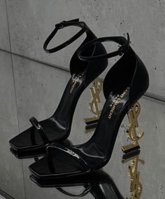 i need these #heels #ysl #saint laurent #black Fan Outfits, Ysl Aesthetic, Hak Tinggi, Stile Hijab, Heels Aesthetic