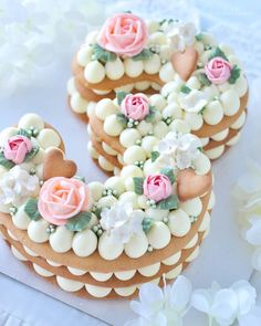 there are some cookies decorated with flowers on the table