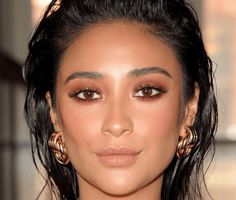 Burgundy eyeshadow may just be your new go-to shade. Inside, our favorite celebrities show us how to wear this versatile colour can be worn both day and night. Burgundy Eyeshadow, Alat Makeup, Smink Inspiration, Gold Eyeshadow, Shay Mitchell, Smokey Eyes, Bluish Green, Makeup Hacks