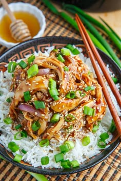 Slow Cooker Honey Garlic Sesame Chicken Recipe : A super easy and tasty slow cooker version of the classic Chinese takeout honey garlic sesame chicken. Closet Cooking, Sesame Chicken Recipe, Healthy Slow Cooker, Sunday Meal Prep, Slow Cooker Recipes Healthy, Sesame Chicken, Crock Pot Slow Cooker, Crock Pot Cooking, Honey Garlic