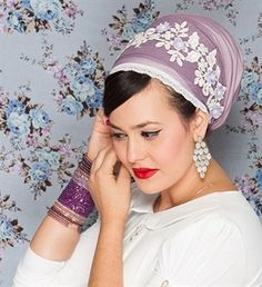 A purple tichel with white flower lace dentelle and purple, cream and light blue pearls is the perfect headscarf for an elegant event or holiday. Winter Moodboard, Scarf Ideas, Blue Pearls, Jewish Heritage, Head Dress, Modern Clothing