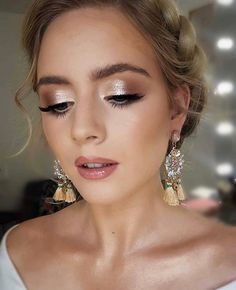 Make Up For Wedding Bride, Makeup Looks Wedding Bridesmaid, Bridesmaid Makeup Gold Natural, Wedding Makeup Looks For Bridesmaids, Gold Makeup Wedding Looks, Bridesmaid Makeup Gold Dress, Bridal Makeup With Glitter, Nye Wedding Makeup, Wedding Boho Makeup