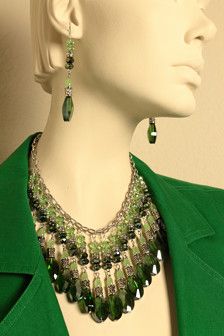 Necklace Emerald, Jewerly Making, Peridot Green, Beaded Statement Necklace, Valentines Necklace, How To Make Necklaces, Wow Factor, Bijoux Diy, Bib Necklace