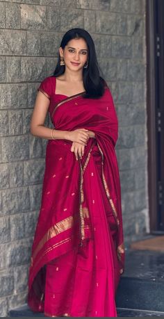 Red Sari Simple, Saree Styles Blouse Designs, Vintage Saree Aesthetic, Saree Styles Simple, Red Saari Aesthetic, India Casual Outfit, Blouse Designs For Traditional Saree, Banasari Saree Silk, Red Sari Wedding