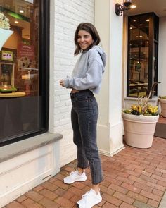 Vivian Audi, Viviane Audi, Mode Shoes, Teenage Outfits, Mom Jeans Outfit, Study Style, Ford Gt, Jeans Outfit